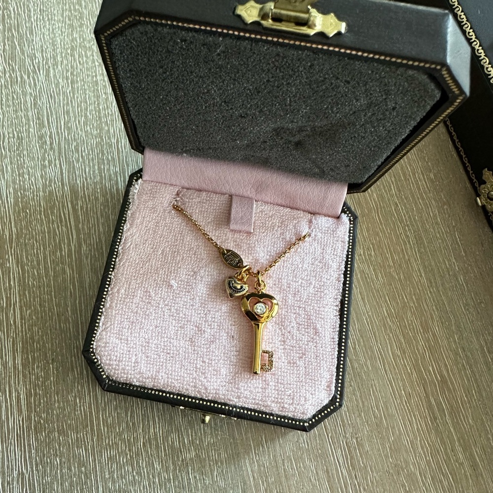 Juicy couture key necklace